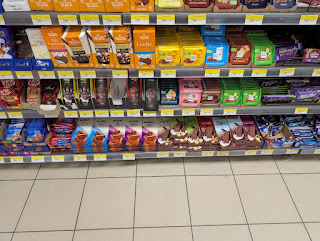 アブダリモール内のスーパーにずらりと並ぶチョコレート売り場
