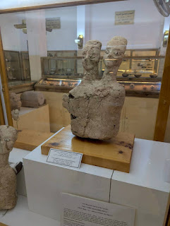 世界最古の人型彫刻の一つであるアイン・ガザルの像