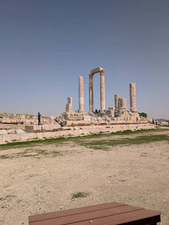 ヘラクレス神殿の遺跡に残る巨大な円柱と崩れた石材